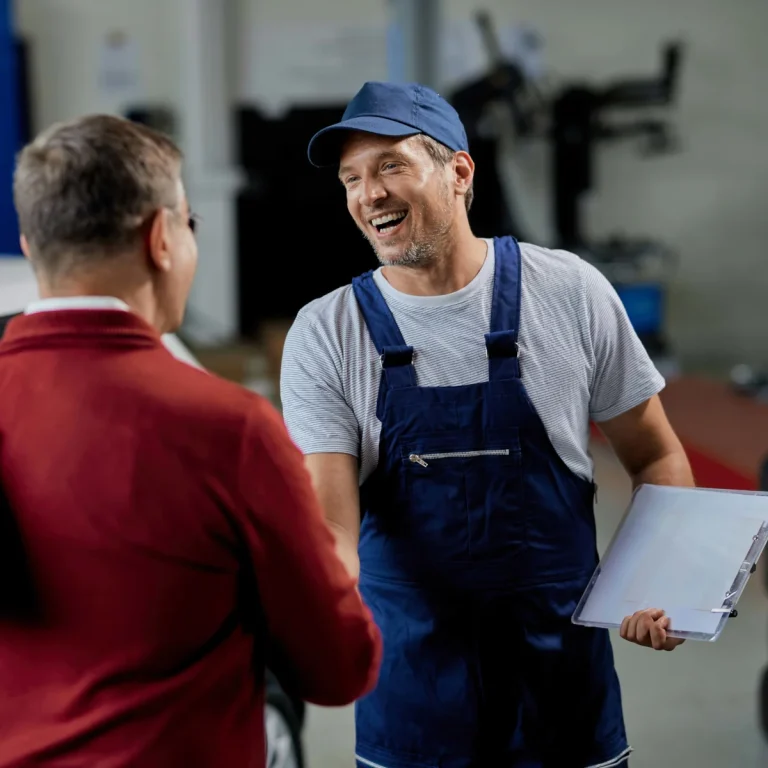Zadovoljna stranka in monter lokalnega prezračevanja ob uspešno zaključeni storitvi